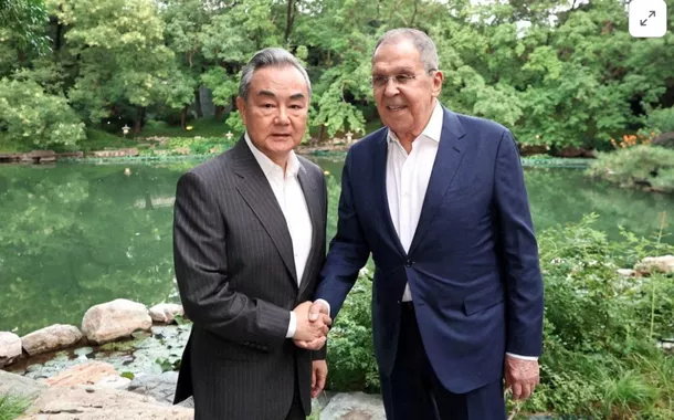 Wang Yi e Sergey Lavrov confirmam aliança estratégica China-Rússia