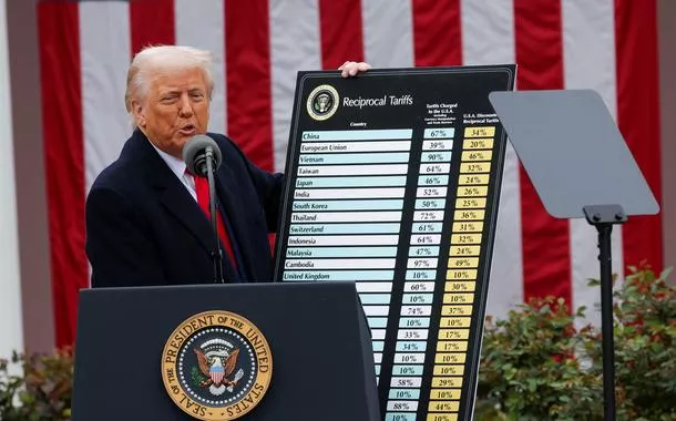 Presidente dos EUA, Donald Trump, dá detalhes sobre tarifas no Rose Garden da Casa Branca em Washington, D.C.
