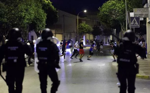 Espanha prende 8 pessoas após confrontos entre grupos de extrema-direita e imigrantes