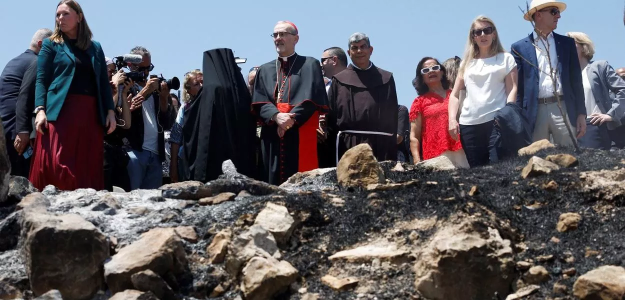 Líderes religiosos e enviados diplomáticos visitam cidade de Taybeh, uma área cristã na Cisjordânia ocupada por Israel, após ataques de colonos
14/07/2025
