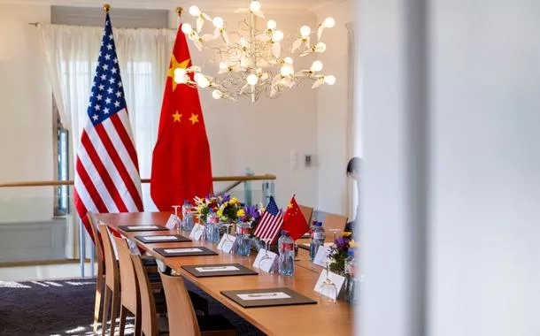 China eleva alcance diplomático enquanto EUA reduzem presença, diz relatório