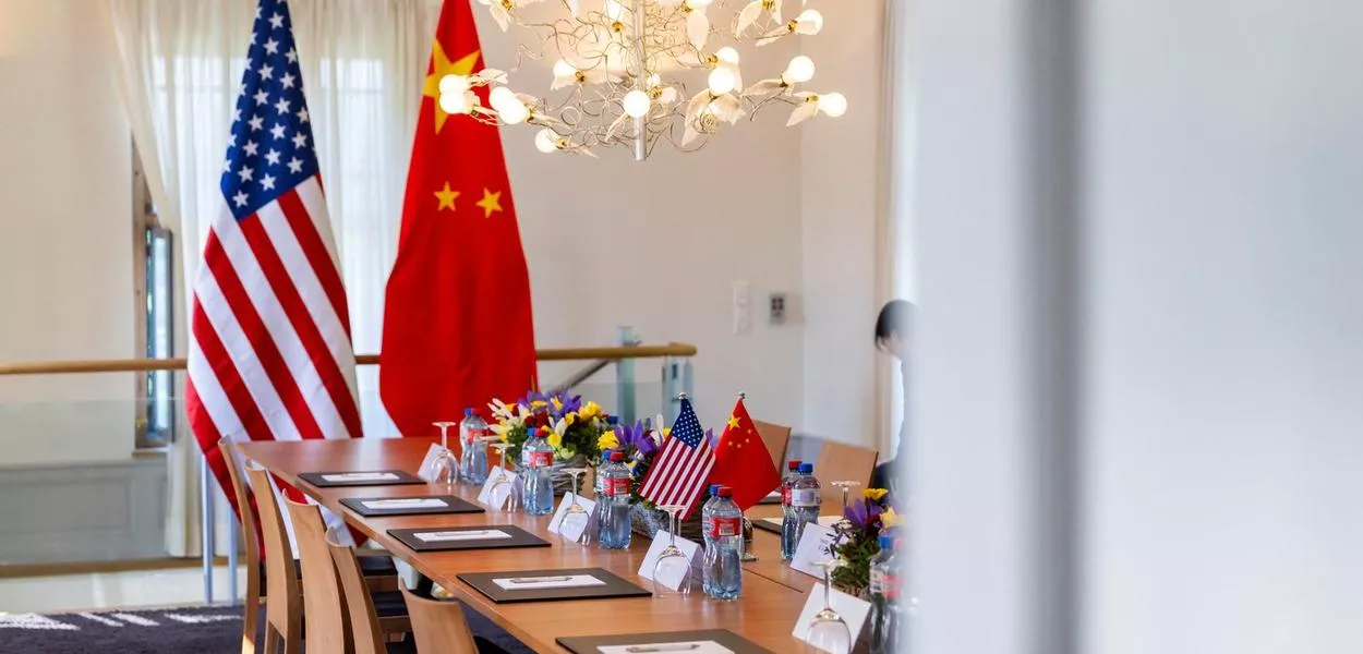 Bandeiras dos Estados Unidos e da China
11/05/2025