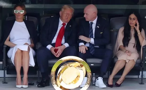 Donald Trump e Gianni Infantino, presidentes dos EUA e da FIFA, respectivamente, comparecem à final da Copa do Mundo de Clubes entre Paris Saint-Germain e Chelsea FC