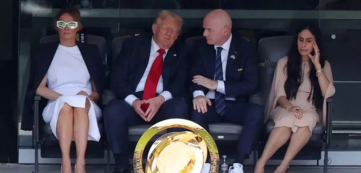 Donald Trump e Gianni Infantino, presidentes dos EUA e da FIFA, respectivamente, comparecem à final da Copa do Mundo de Clubes entre Paris Saint-Germain e Chelsea FC