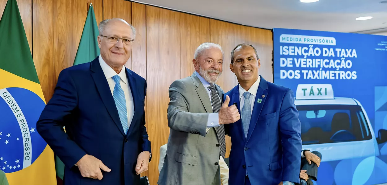 14.07.2025 - Assinatura de Medida Provisória que concede isenção da taxa de serviço metrológico para verificação de taxímetros - Palácio do Planalto, Brasília (DF)