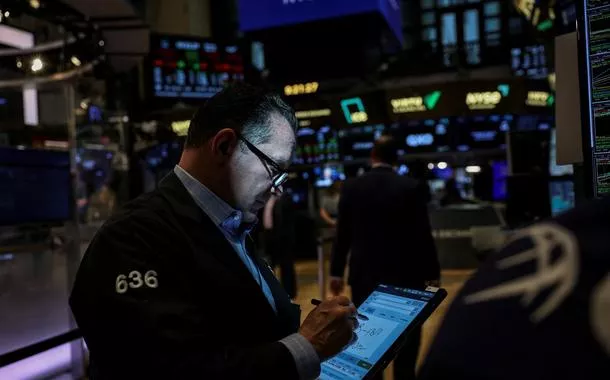 Wall Street fecha em alta leve, com investidores à espera de relatórios econômicos
