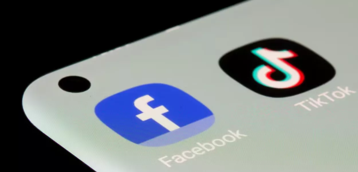 Os aplicativos Facebook e TikTok são vistos em um smartphone nesta ilustração tirada em 13 de julho de 2021