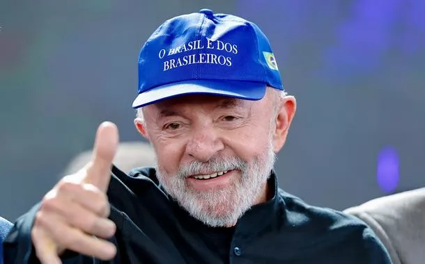 Lula usa o boné "O Brasil é dos brasileiros"