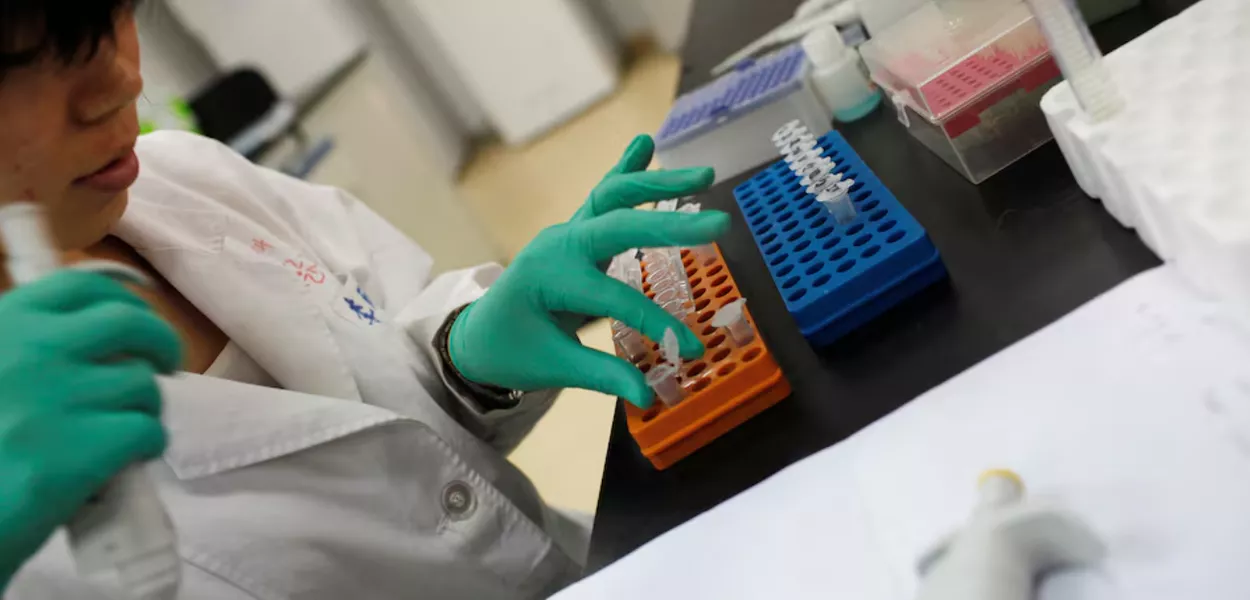 Um pesquisador prepara um medicamento em um laboratório na Universidade de Nanquim, em Nanquim, província de Jiangsu, em 29 de abril de 2011
