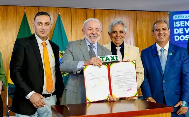 Presidente da República, Luiz Inácio Lula da Silva, durante assinatura de Medida Provisória que concede isenção da taxa de serviço metrológico para verificação de taxímetros
