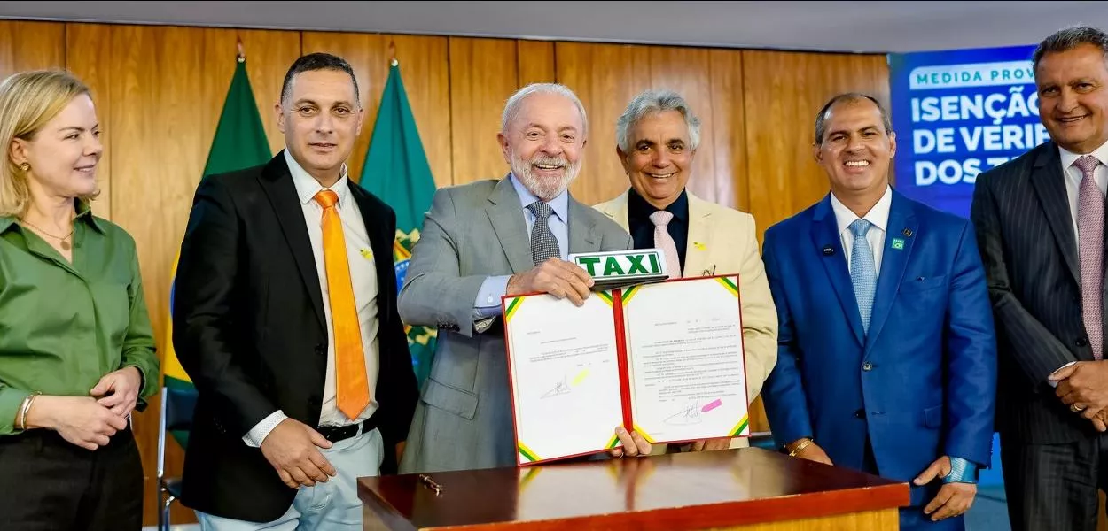 Presidente da República, Luiz Inácio Lula da Silva, durante assinatura de Medida Provisória que concede isenção da taxa de serviço metrológico para verificação de taxímetros