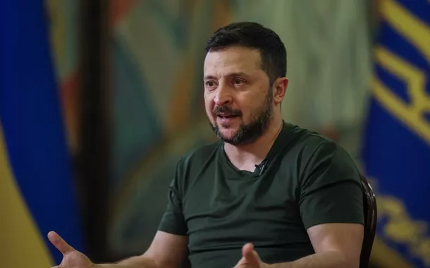 O presidente da Ucrânia, Volodymyr Zelenskiy, fala durante uma entrevista à Reuters, em meio ao ataque da Rússia à Ucrânia, em Kiev, Ucrânia, em 20 de maio de 2024