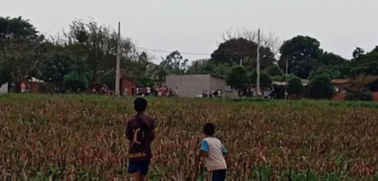 Crianças Avá Guarani observam não indígenas em frente a TI Guasu Guavirá (PR)