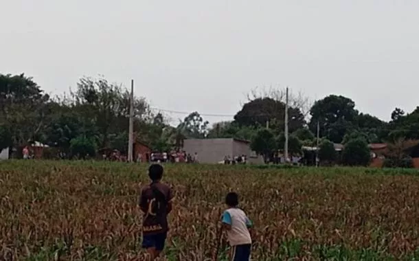 Crianças Avá Guarani observam não indígenas em frente a TI Guasu Guavirá (PR)
