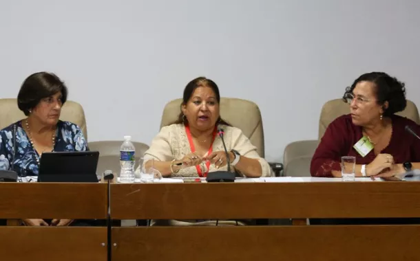 Martha Feitó, Ministra do Trabalho de Cuba, ao centro 