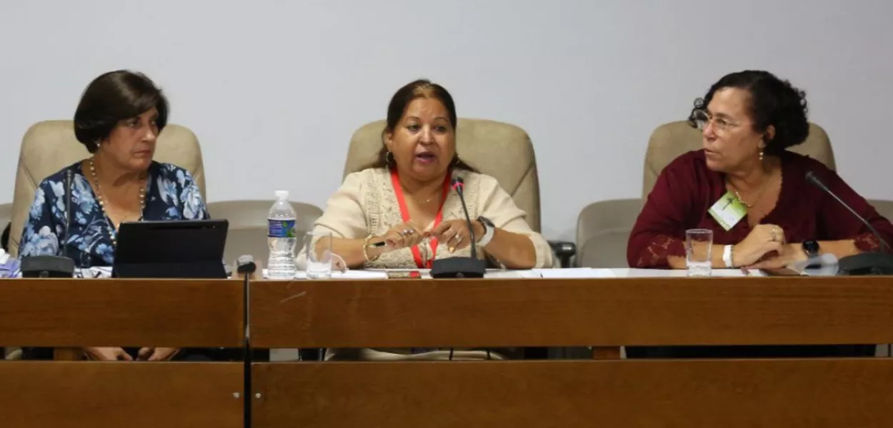 Martha Feitó, Ministra do Trabalho de Cuba, ao centro