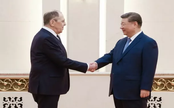 O ministro das Relações Exteriores da Rússia, Sergey Lavrov, é recebido pelo Presidente chinês, Xi Jinping