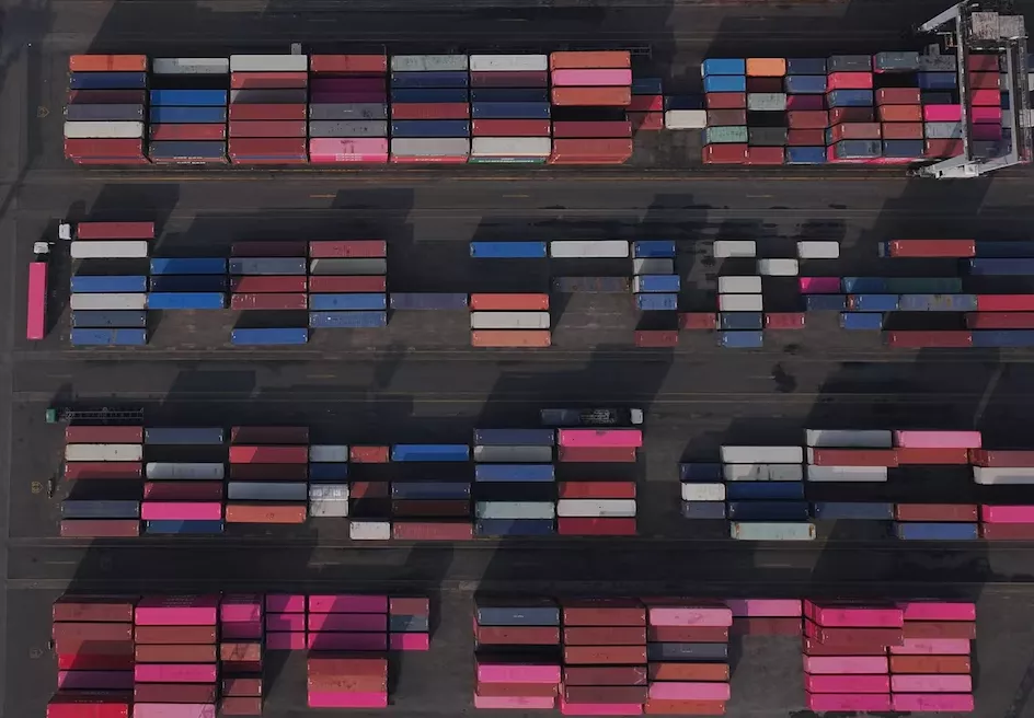 Uma visão de drone mostra pilhas de contêineres no porto de Tanjung Priok em Jacarta, Indonésia, 10 de julho de 2025