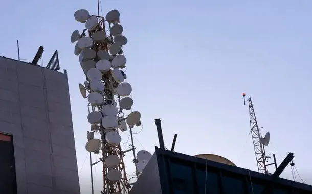 Antenas no topo de um prédio