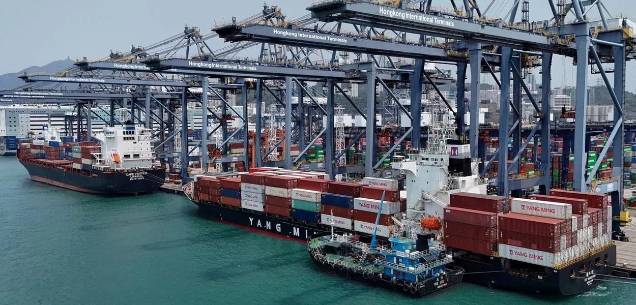 Contêineres são vistos no porto de Kwai Chung em Hong Kong
03/04/2025
