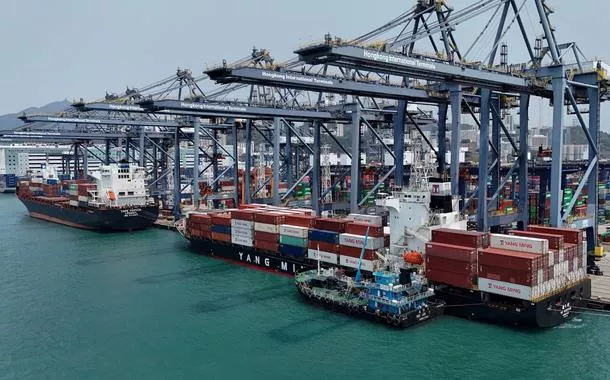 Contêineres são vistos no porto de Kwai Chung em Hong Kong
03/04/2025

