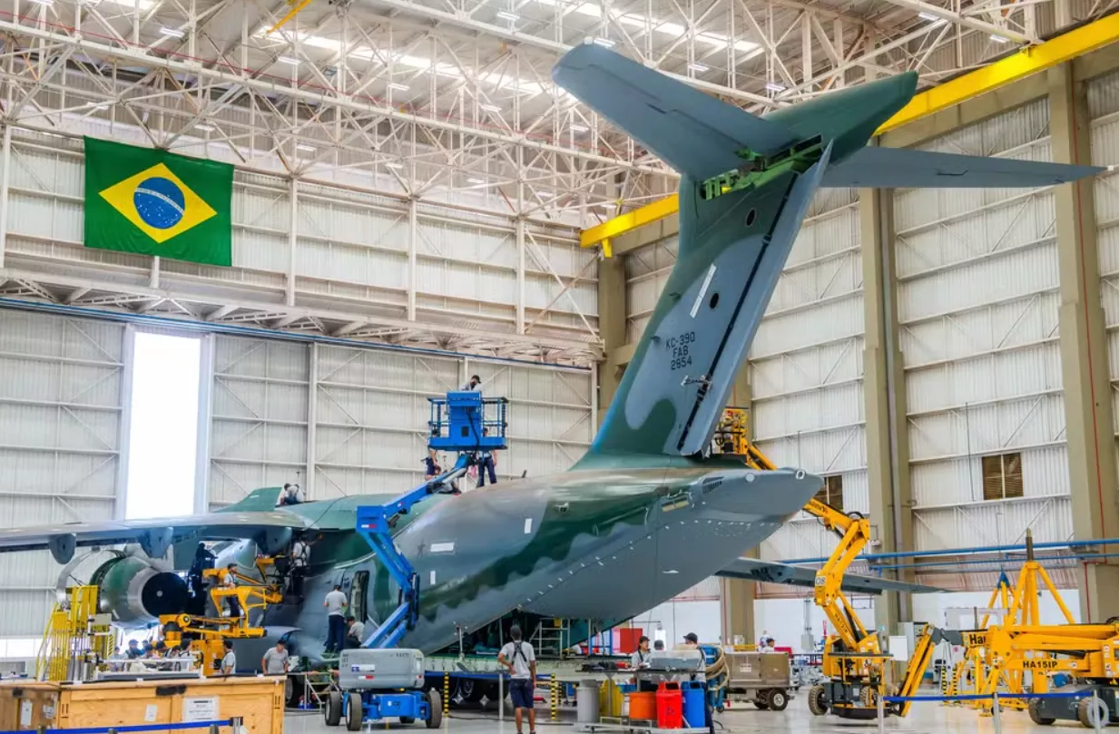Linha de produção da Embraer