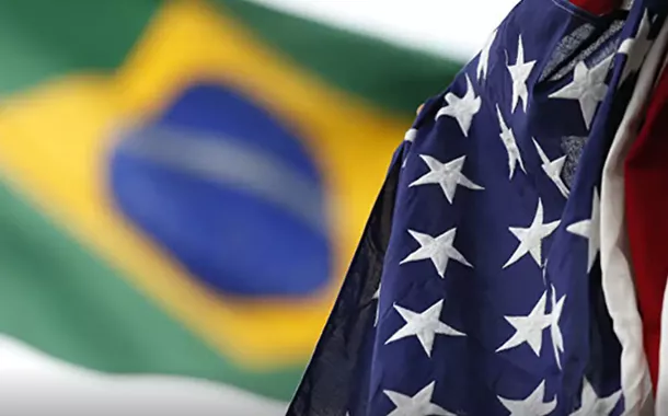Bandeiras do Brasil e dos Estados Unidos