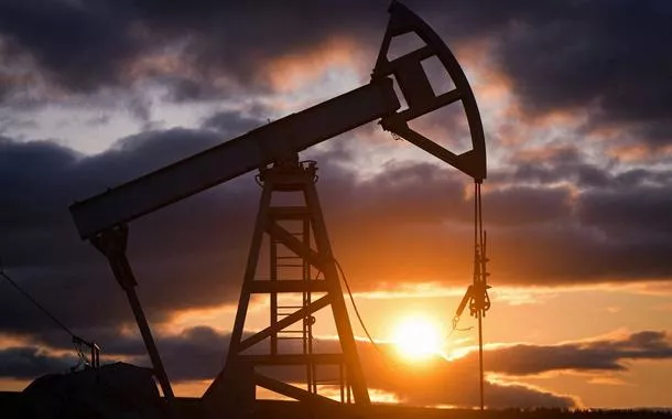 Petróleo cai com alívio de temores sobre oferta após Trump dar prazo de 50 dias à Rússia
