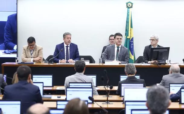 Gleisi celebra aprovação da isenção do IR até R$ 5 mil: "justiça tributária avança"