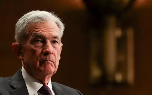 O presidente do Federal Reserve dos EUA, Jerome Powell, observa, no dia em que testemunha perante uma audiência do Comitê de Bancos, Habitação e Assuntos Urbanos do Senado sobre "O Relatório Semestral de Política Monetária ao Congresso", no Capitólio, em Washington, DC, EUA, 25 de junho de 2025