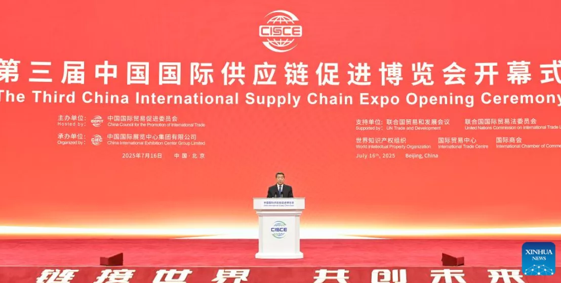 O vice-primeiro-ministro chinês He Lifeng participa da cerimônia de abertura da terceira Exposição Internacional da Cadeia de Suprimentos da China e faz um discurso em Pequim, capital da China, em 16 de julho de 2025