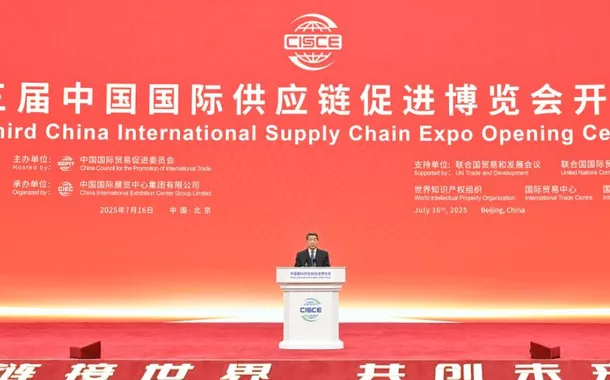 O vice-primeiro-ministro chinês He Lifeng participa da cerimônia de abertura da terceira Exposição Internacional da Cadeia de Suprimentos da China e faz um discurso em Pequim, capital da China, em 16 de julho de 2025