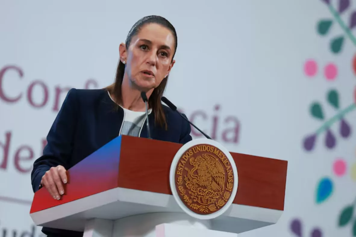 A presidente do México, Claudia Sheinbaum, discursa durante uma coletiva de imprensa, enquanto o presidente dos EUA, Donald Trump, ameaçou no sábado impor uma tarifa de 30% sobre as importações do México e da União Europeia a partir de 1º de agosto, na Cidade do México, México, em 14 de julho de 2025