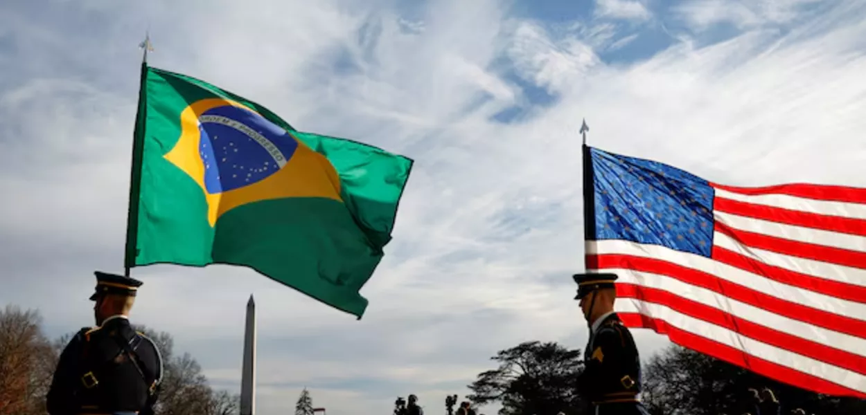 Bandeiras do Brasil e dos Estados Unidos