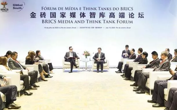 Presidente da Xinhua, Fu Hua, com convidados do Fórum de Mídia e Think Tank do BRICS no Rio de Janeiro