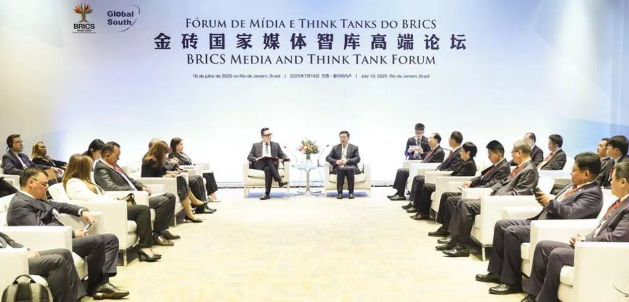 Presidente da Xinhua, Fu Hua, com convidados do Fórum de Mídia e Think Tank do BRICS no Rio de Janeiro