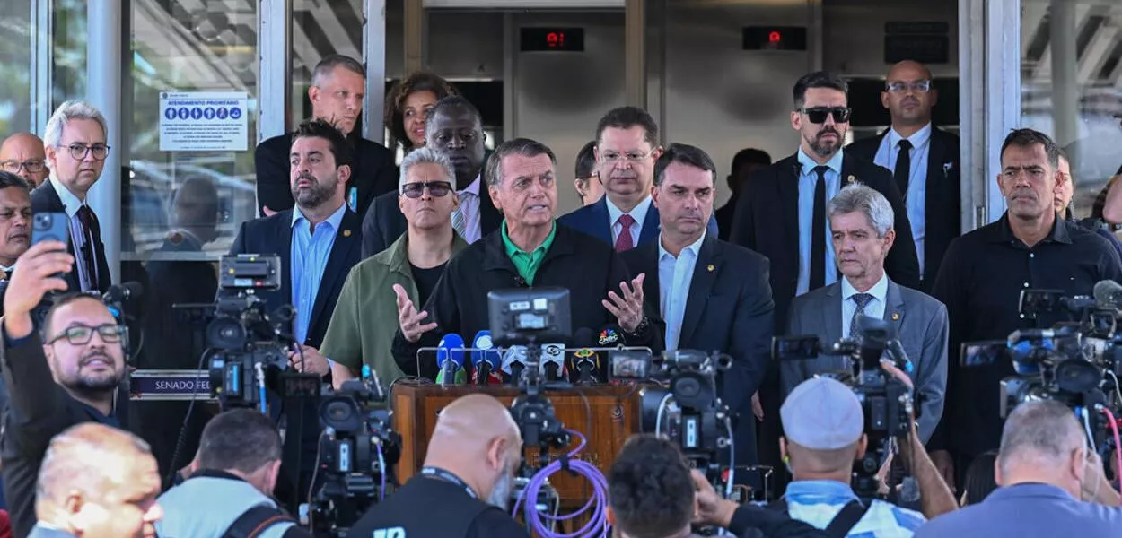 Jair Bolsoanro durante coletiva no Senado Federal