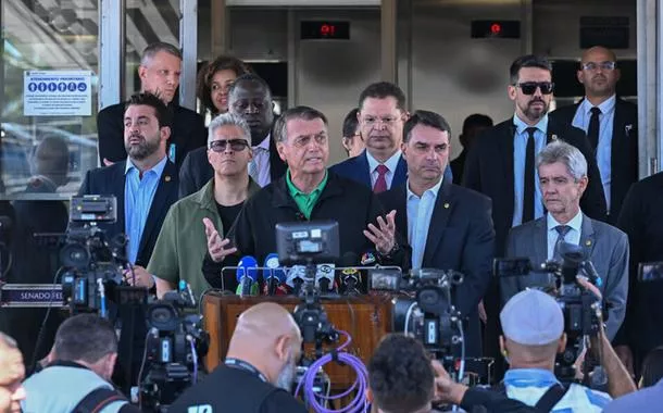 Bolsonaro chantageia o Brasil e pede devolução de passaporte para 'negociar' com Trump