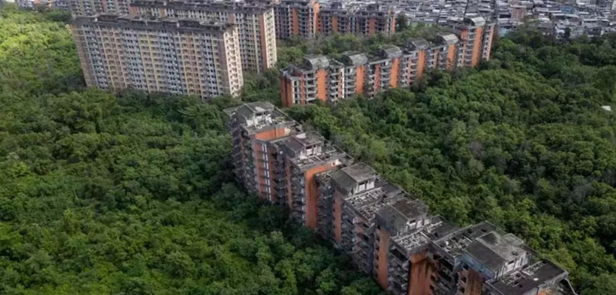 Estrutura abandonada há décadas ameaça ruir sobre solo instável e moradores denunciam que milícia a utiliza como local de desova
