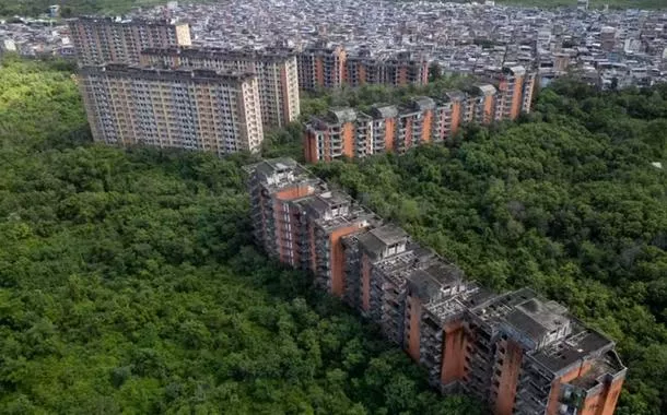Estrutura abandonada há décadas ameaça ruir sobre solo instável e moradores denunciam que milícia a utiliza como local de desova