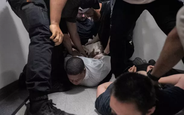Aprovação de Trump na imigração despenca com endurecimento de ações de deportação