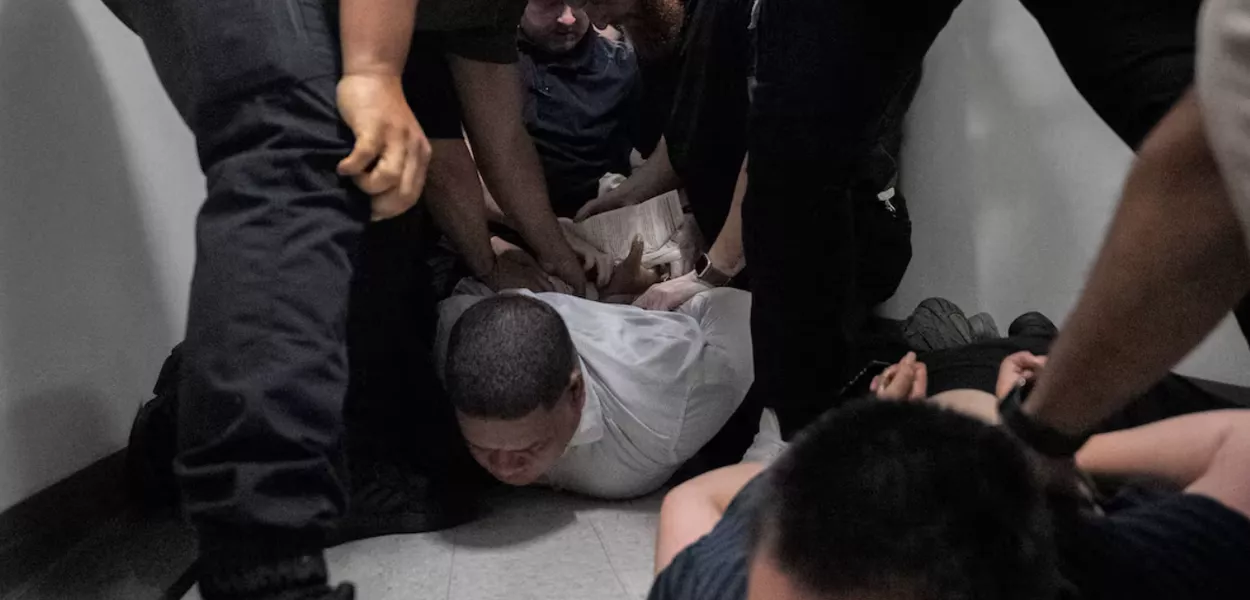 Um migrante é detido por agentes federais de imigração no tribunal de imigração dos EUA em Manhattan, na cidade de Nova York, EUA, em 6 de junho de 2025