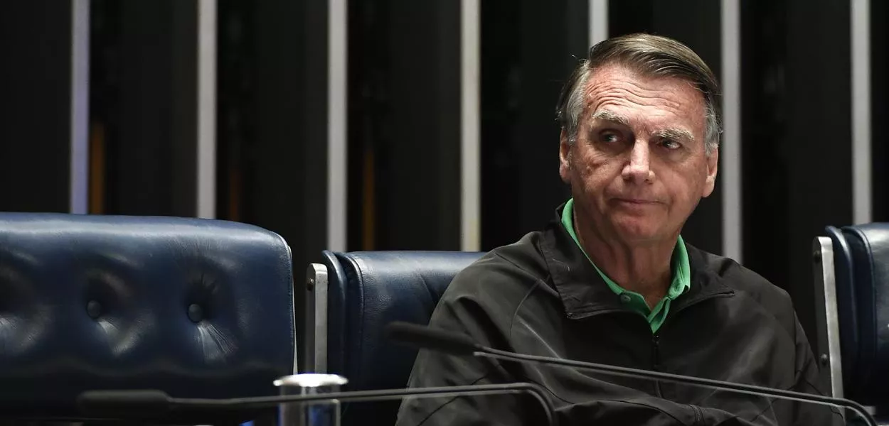 Jair Bolsonaro à mesa