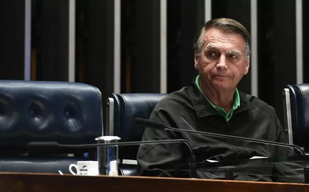 Jair Bolsonaro à mesa