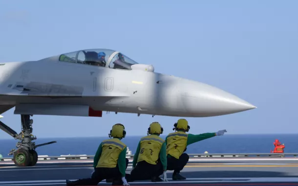 Caças J-15 em missão da Marinha militar chinesa
