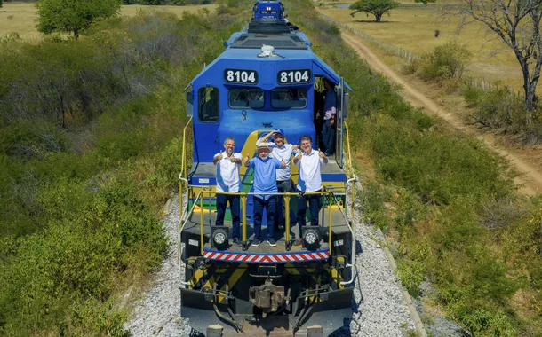 Presidente Luiz Inácio Lula da Silva e outras autoridades durante o ato por ocasião da visita à Ferrovia Transnordestina - Missão Velha (CE) - 18/07/2025