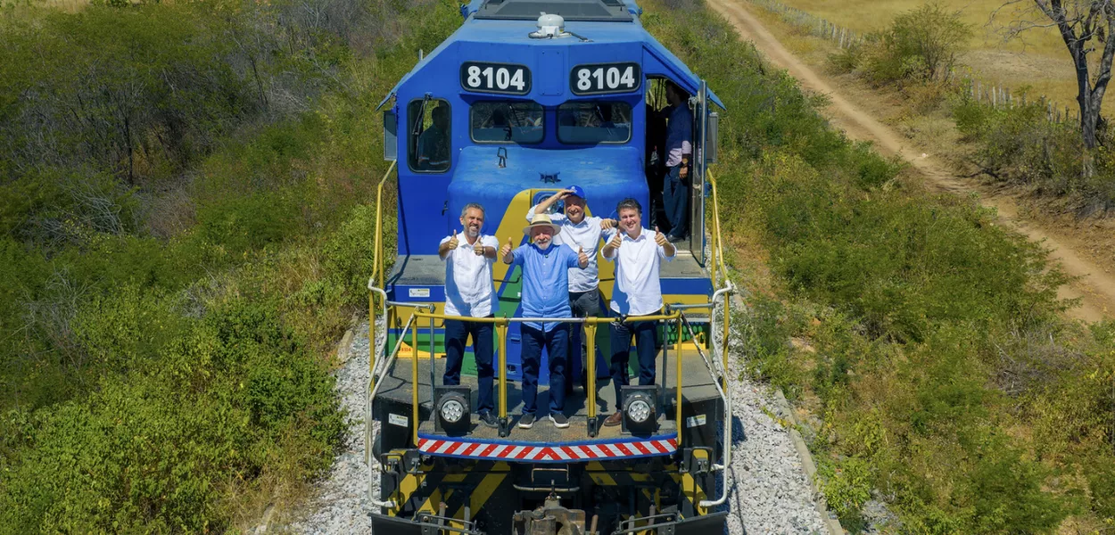Presidente Luiz Inácio Lula da Silva e outras autoridades durante o ato por ocasião da visita à Ferrovia Transnordestina - Missão Velha (CE) - 18/07/2025