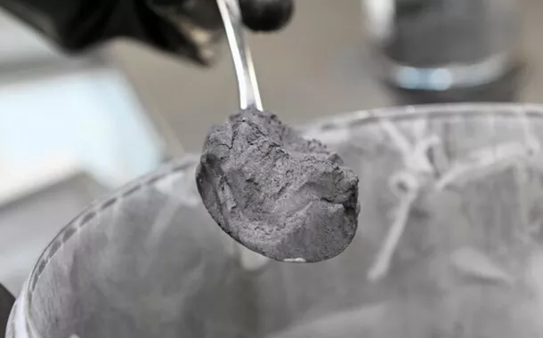 Pó de grafite, usado em pasta de bateria, é fotografado em uma linha piloto da Volkswagen para produção de células de bateria em Salzgitter, Alemanha, em 18 de maio de 2022