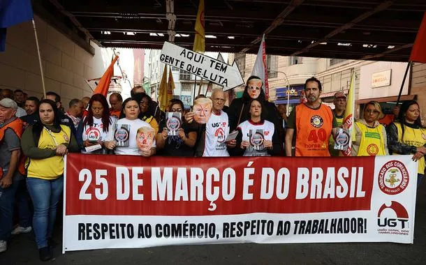 Na 25 de Março, trabalhadores repudiam interferência de Trump: 'Emprego sim, chantagem não'