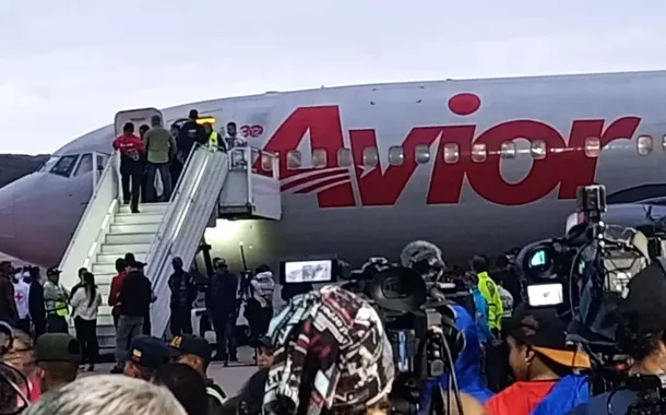 Cidadãos venezuelanos retornam ao país após terem sido sequestrados pelos EUA e levados a prisão de segurança máxima de El Salvador